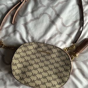 Micheal Kors Jet Set Travel Medium Bag Oval